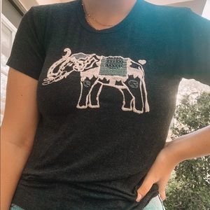 BRANDY MELVILLE ELEPHANT TEE